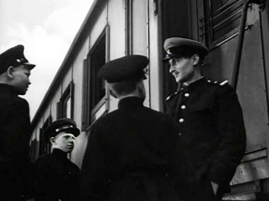 Георгий Вицин в роли железнодорожника в художественном фильме Сергея Юткевича «Здравствуй, Москва!» (1945)