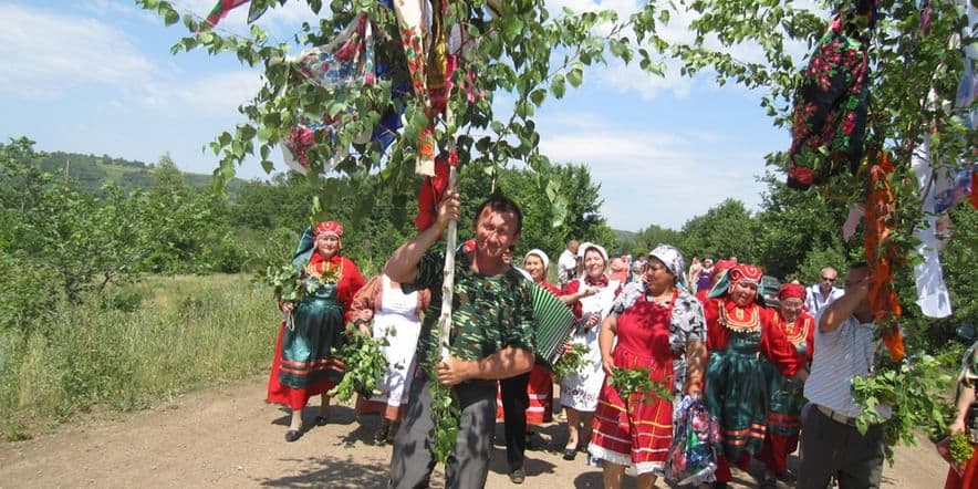 Основное изображение обзора объекта "Празднование Троицы у татар-кряшен деревни Ильтень-Бута Альметьевского района Республики Татарстан"