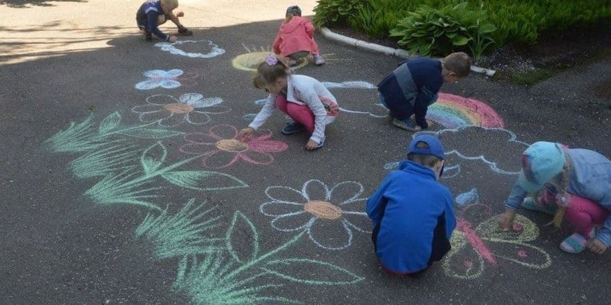 Основное изображение для события «Расцвели цветы на асфальте» рисуем с детьми на асфальте.