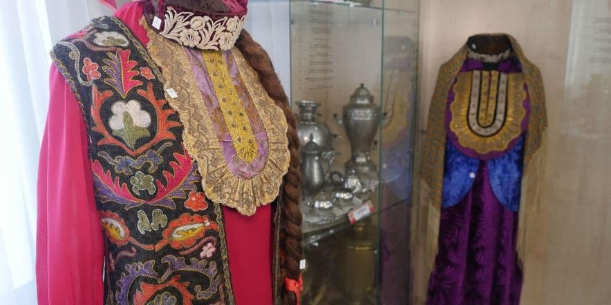 Основное изображение для события Выставка «Мотивы татарских узоров в национальной одежде»
