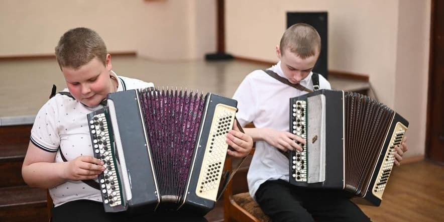 Основное изображение для события Мастер-класс по начальным навыкам игры на баяне «Баян поет»