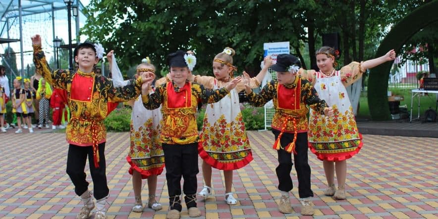 Основное изображение для события Беседа «Виды живописи.Использование элементов в сценических костюмах»