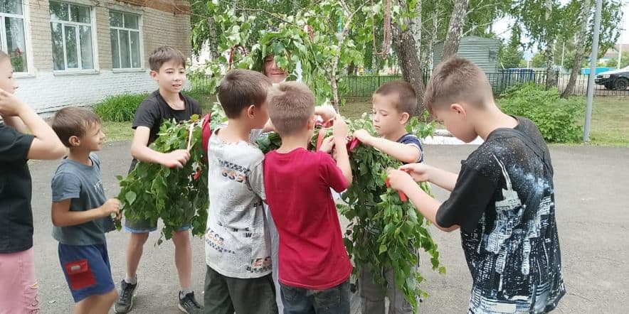 Основное изображение для события «Без троицы дом не строится»