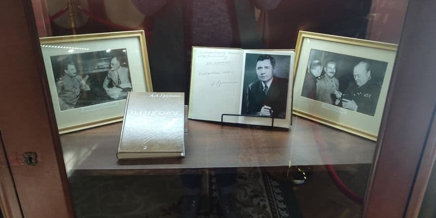 Основное изображение для события Выставка «Мемориальные вещи советских дипломатов в собрании Ливадийского дворца-музея»