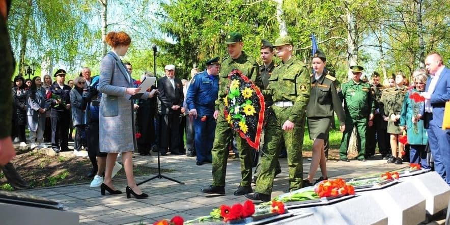 Основное изображение для события День памяти и скорби» — торжественное возложение цветов к мемориалу Солдатской Славы.