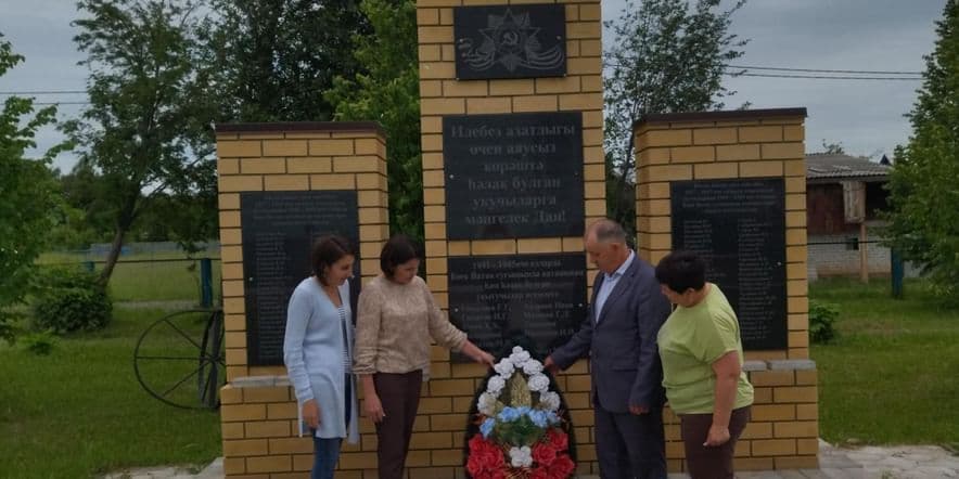 Основное изображение для события Тематический час «22 июня ровно в 4 часа утра…». Возложение цветов к памятнику села.