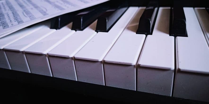 Основное изображение для события Мастер-класс «Музыкальная гостиная «Формирование навыков игры на фортепиано»