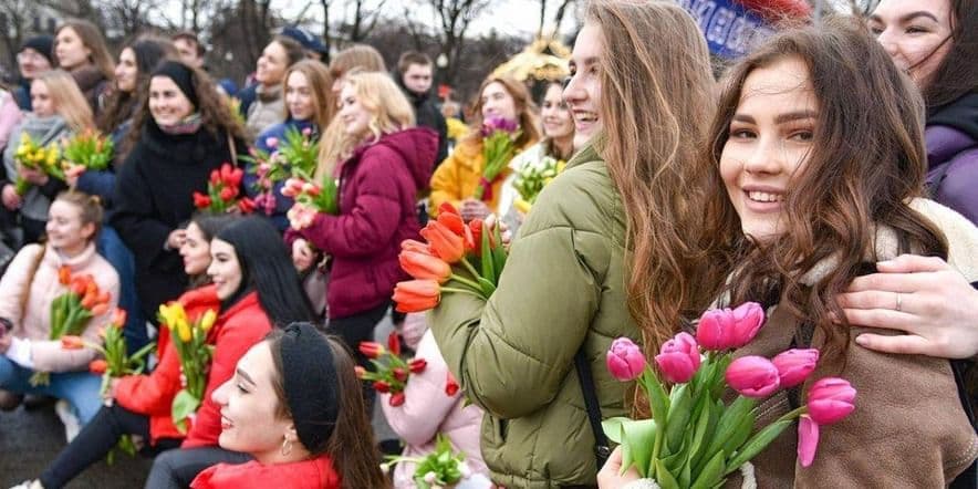 Основное изображение для события Книжная выставка «Женский силуэт на фоне истории»