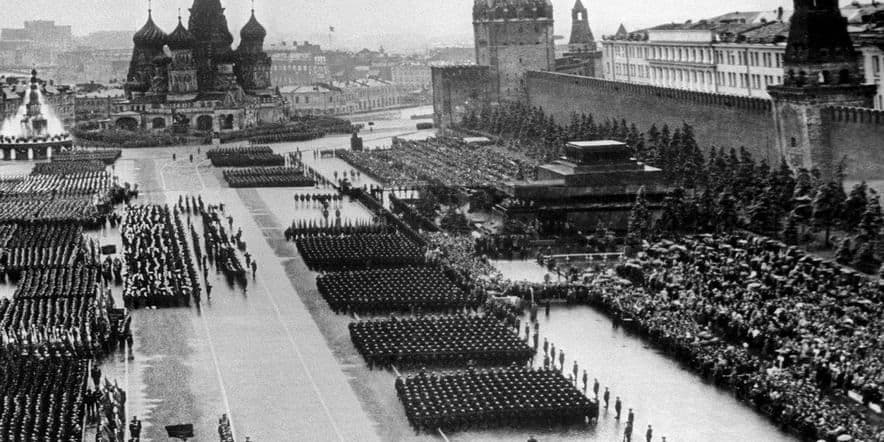 Основное изображение для события Исторический онлайн–час «Легендарный парад 1945 года»