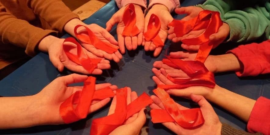 Основное изображение для события Акция «Красная ленточка #СТОПВИЧСПИД», приуроченную к Всемирному дню борьбы со СПИДом.