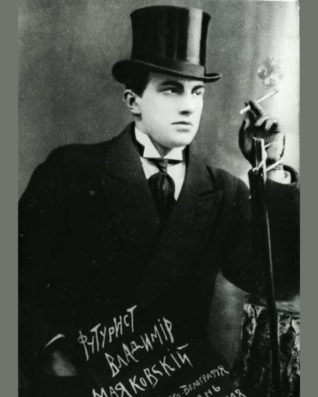 Поэт Владимир Маяковский. 1914 год. Фотография: <a href="https://commons.wikimedia.org/w/index.php?curid=41319762" target="_blank" rel="noopener">Wikimedia Commons</a> / <a href="https://creativecommons.org/publicdomain/mark/1.0/deed.ru" target="_blank" rel="noopener">Public domain</a>