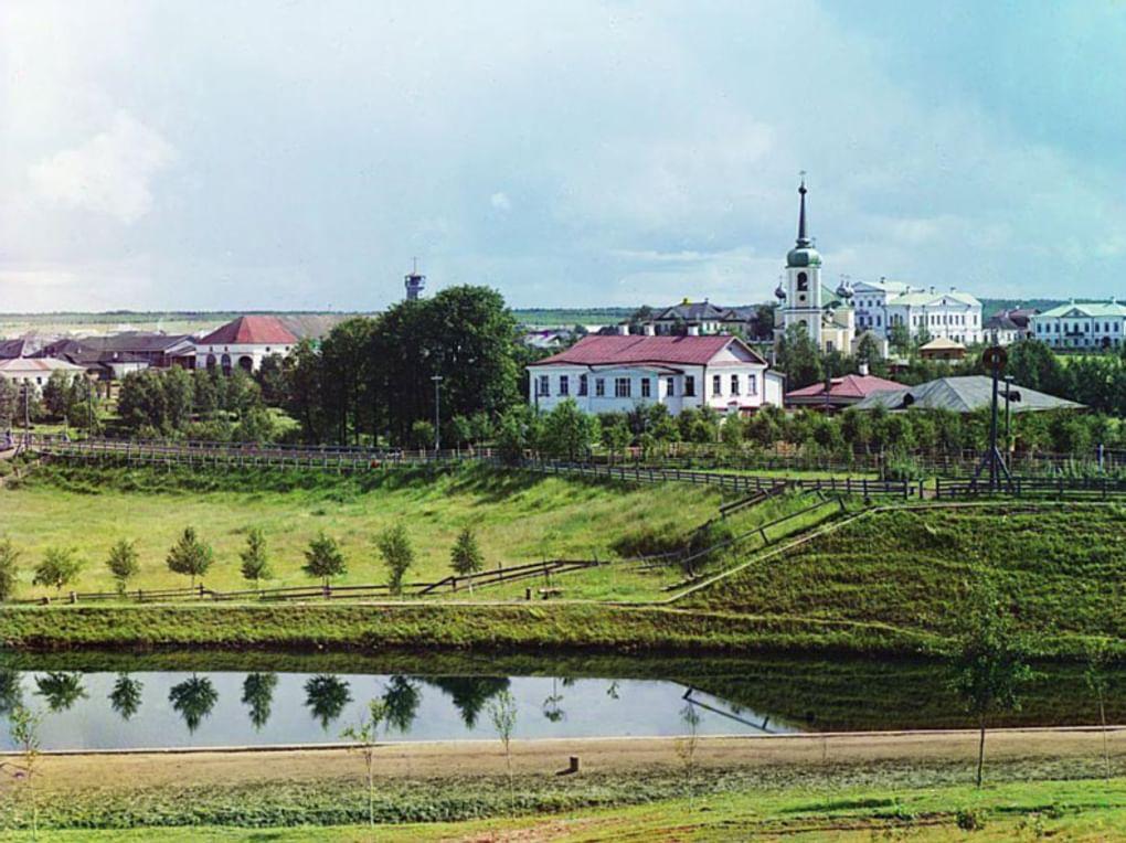 Вид на город Вытегру с горы. Вологодская область, 1909 год. Фотография: Сергей Прокудин-Горский / Библиотека Конгресса США, Вашингтон, США / <a href="http://www.prokudin-gorskiy.ru/" target="_blank">prokudin-gorskiy.ru</a>