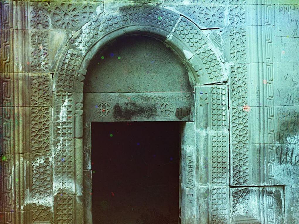 Вход в Георгиевскую церковь в селе Даба. Грузия, 1912 год. Фотография: Сергей Прокудин-Горский / Библиотека Конгресса США, Вашингтон, США / <a href="http://www.prokudin-gorskiy.ru/" target="_blank">prokudin-gorskiy.ru</a>