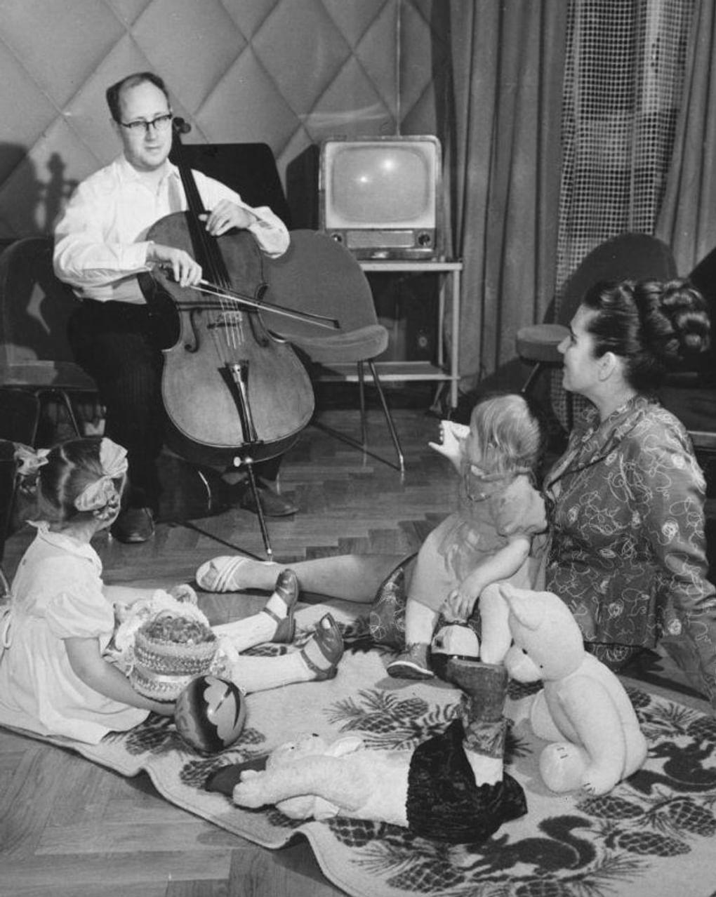 Галина Вишневская с мужем — пианистом и композитором Мстиславом Ростроповичем и с дочерьми Олей и Леной у себя дома. Москва, 1959 год. Фотография: Давид Шоломович / Российский национальный музей музыки, Москва