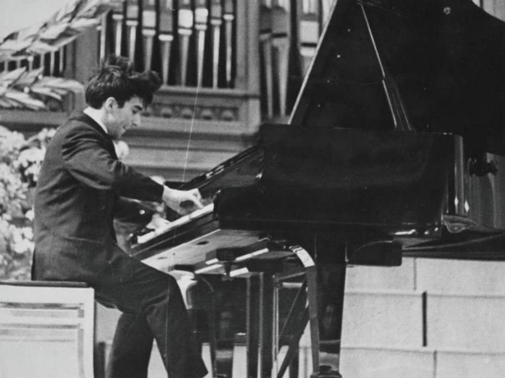 Пианист и дирижер Владимир Ашкенази на II Международном конкурсе имени П.И. Чайковского. 1 апреля 1962 – 7 мая 1962. Москва. Фотография: Майя Окушко / Мультимедиа Арт Музей, Москва