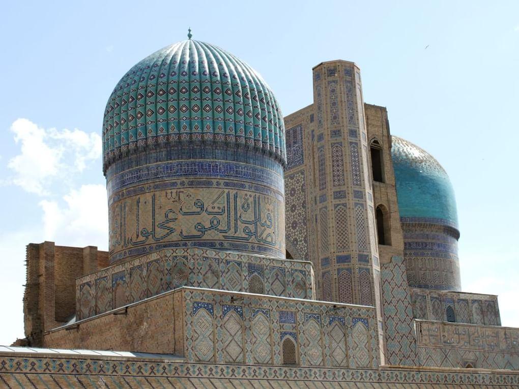 Мечеть Биби-Ханым. Самарканд, 2012 год. Фотография: Shakti / <a href="https://commons.m.wikimedia.org/wiki/File:Bib_Khanum_Mosque_Samarkand.jpg" target="_blank">wikimedia.org</a> / <a href="https://creativecommons.org/licenses/by-sa/3.0/deed.en" target="_blank">CC BY-SA 3.0</a>