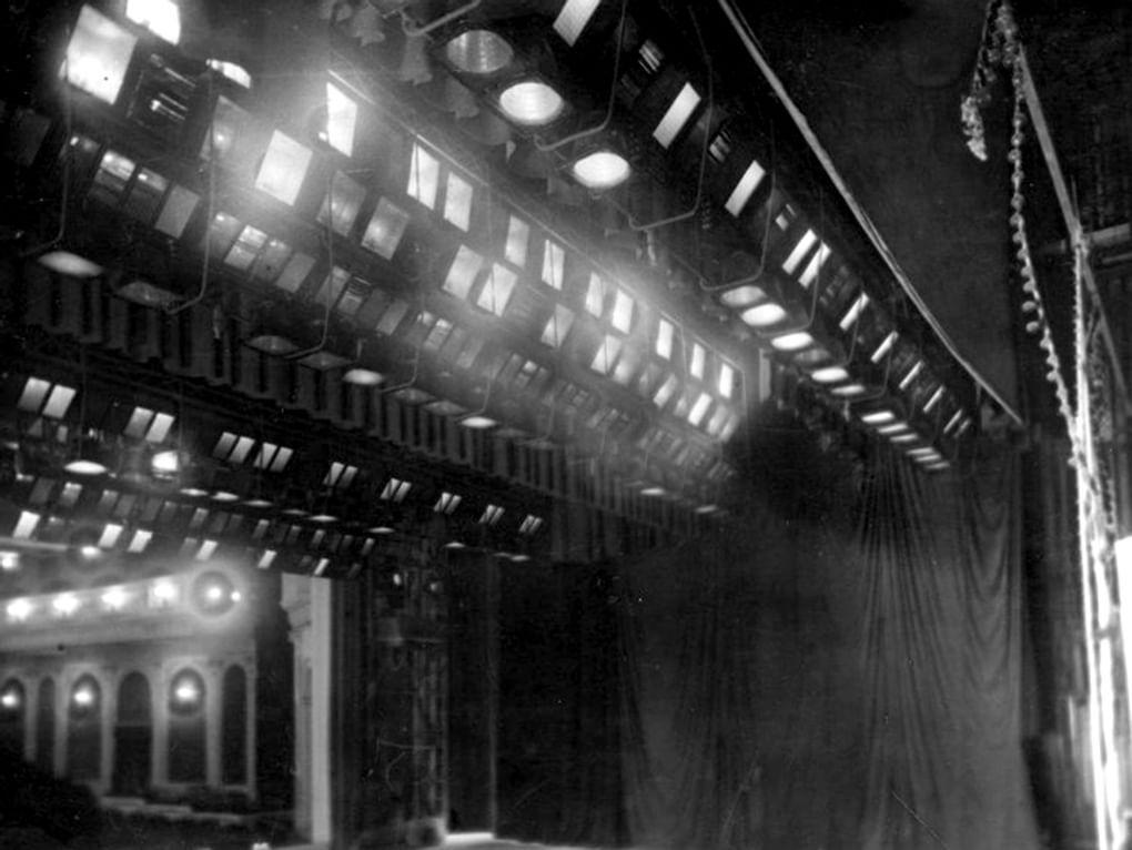 Сцена Дворца культуры им. Я.М. Свердлова. Пермь, 1950-е годы. Фотография: Матвей Кузнецов / Пермский краеведческий музей, Пермь