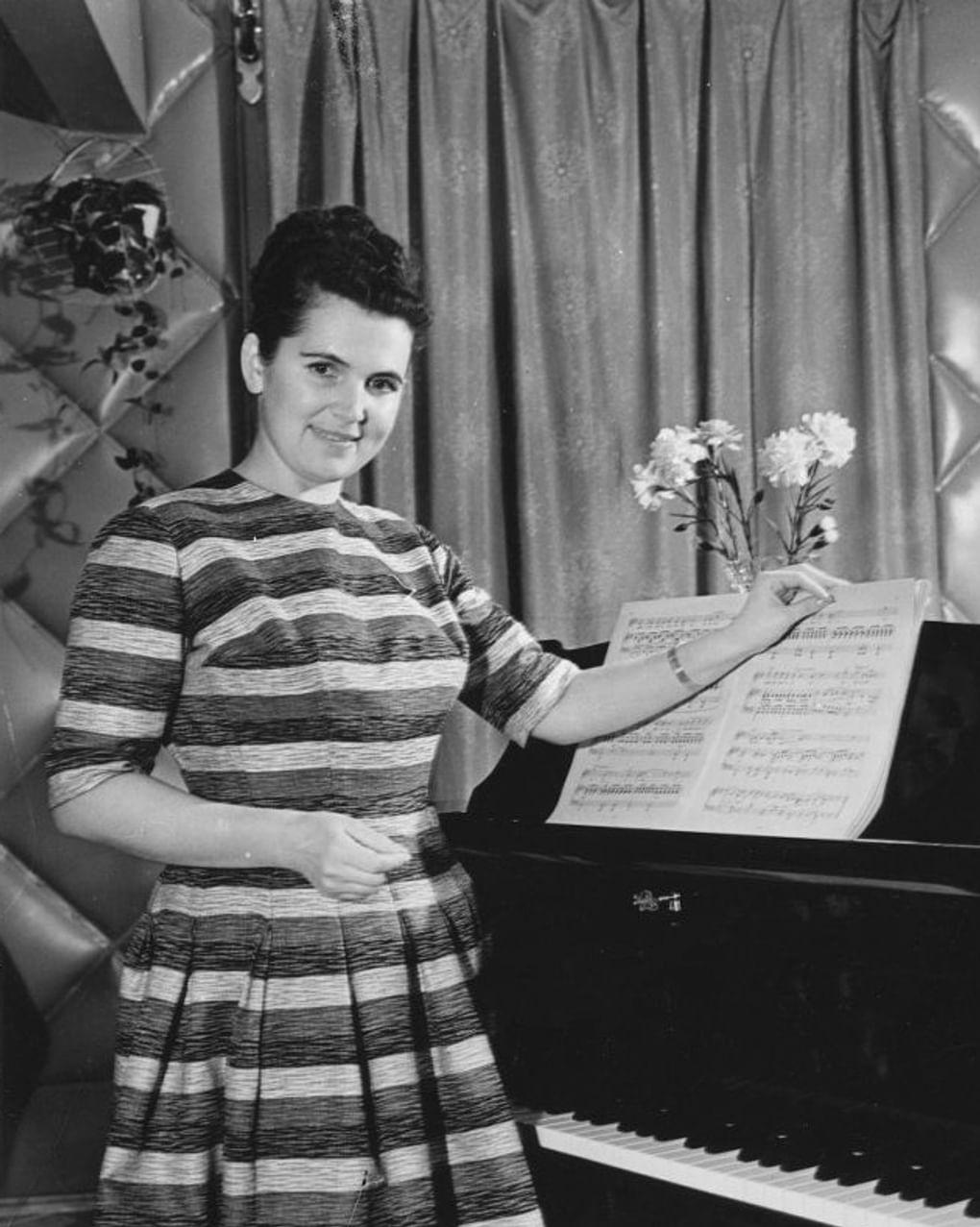 Галина Вишневская у рояля в своем кабинете. Москва, 1959 год. Фотография: Давид Шоломович / Российский национальный музей музыки, Москва