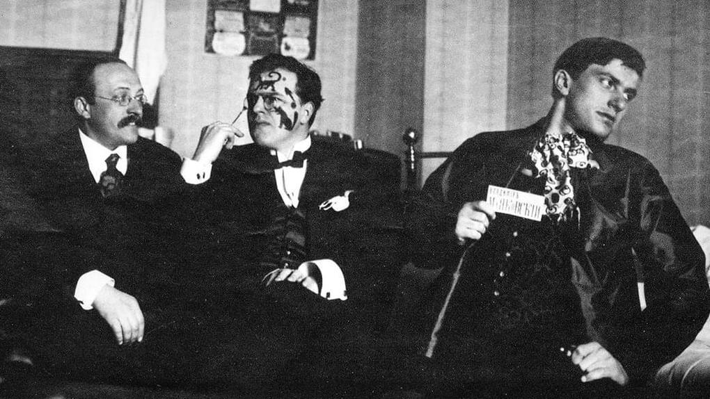 «Пророки футуризма». Слева направо: писатель Андрей Шемшурин, художник Давид Бурлюк и поэт Владимир Маяковский. Москва, 1914 год. Фотография: Государственный литературно-мемориальный музей Анны Ахматовой в Фонтанном доме, Санкт-Петербург