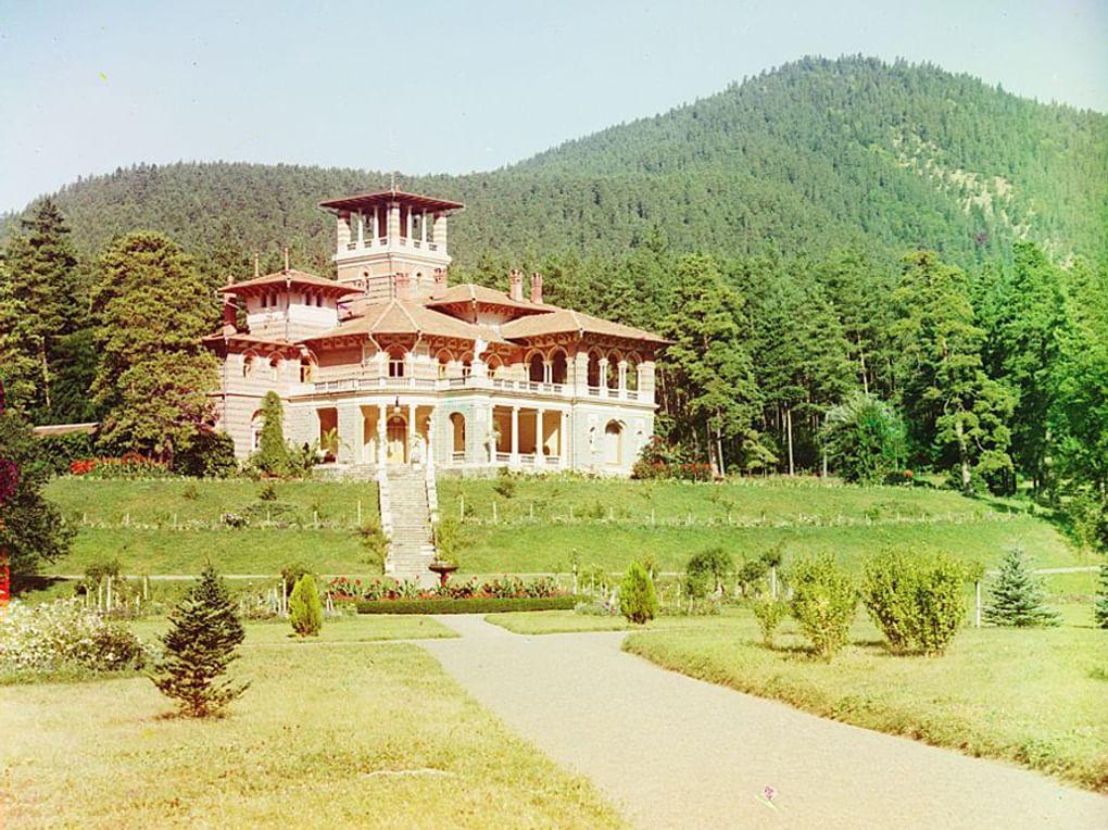 Общий вид Ликанского дворца от реки Куры. Боржом, Грузия, 1912 год. Фотография: Сергей Прокудин-Горский / Библиотека Конгресса США, Вашингтон, США / <a href="http://www.prokudin-gorskiy.ru/" target="_blank">prokudin-gorskiy.ru</a>