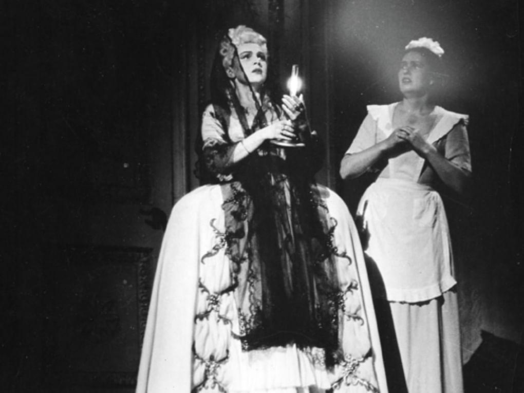 Галина Вишневская в роли Лизы (слева) в опере Петра Чайковского «Пиковая дама». Большой театр СССР, Москва, XX век. Фотография: <a href="https://2011.bolshoi.ru/persons/people/2446/" target="_blank">bolshoi.ru</a>