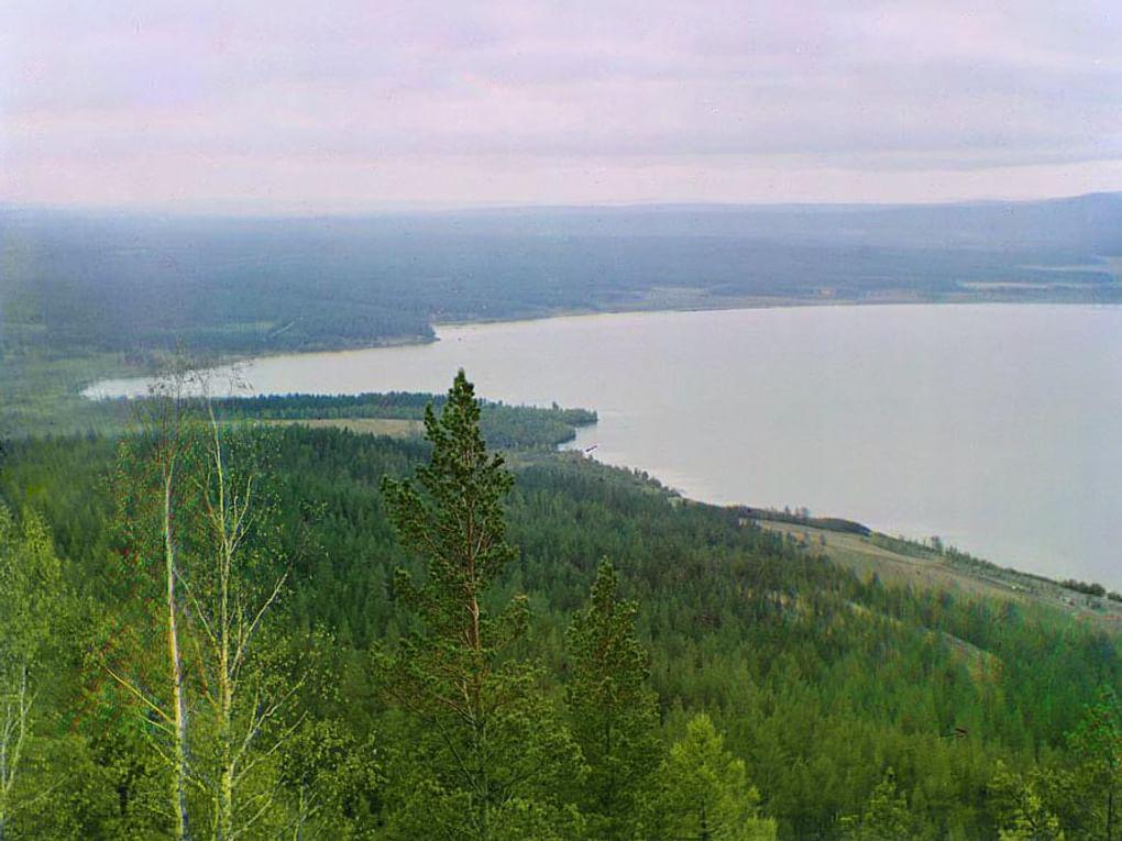 Вид с горы на Ильменское озеро около станции Миасc. Челябинская область, 1910 год. Фотография: Сергей Прокудин-Горский / Библиотека Конгресса США, Вашингтон, США / <a href="http://www.prokudin-gorskiy.ru/" target="_blank">prokudin-gorskiy.ru</a>