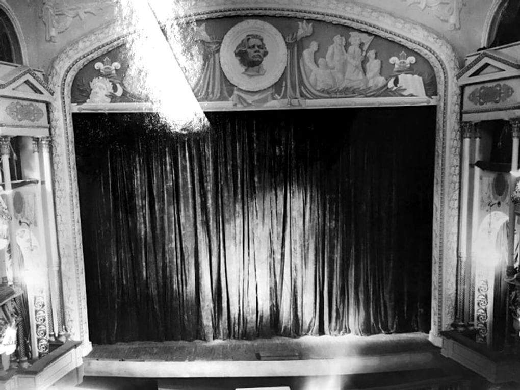 Интерьер Драматического театра им. М. Горького. Волгоград, 1950-е годы. Фотография: Государственный научно-исследовательский музей архитектуры им. А.В. Щусева, Москва