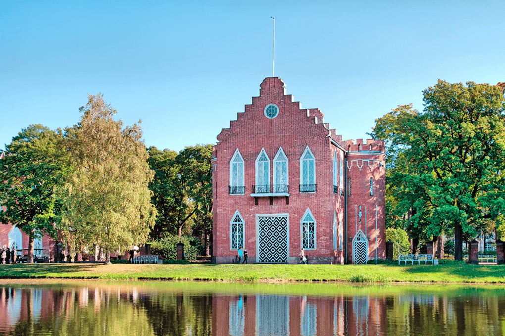 Вид на Адмиралтейство в Екатерининском парке, Пушкин, Санкт-Петербург. Фотография: Румянцева Наталия / фотобанк «Лори»