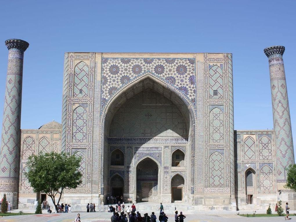 Медресе Улугбека. Самарканд, 2010 год. Фотография: Arian Zwegers / <a href="https://ru.m.wikipedia.org/wiki/Файл:Samarkand,_Registan,_Ulugbek_Medressa_(6238565020).jpg" target="_blank">wikipedia.org</a> / <a href="https://creativecommons.org/licenses/by/2.0/deed.ru" target="_blank">CC BY 2.0</a>