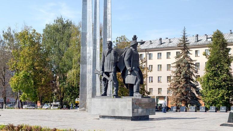 Памятник «Героическим защитникам Тулы в 1941 году» на площади Победы, Тула. Фотография: Владимир Макеев / фотобанк «Лори»