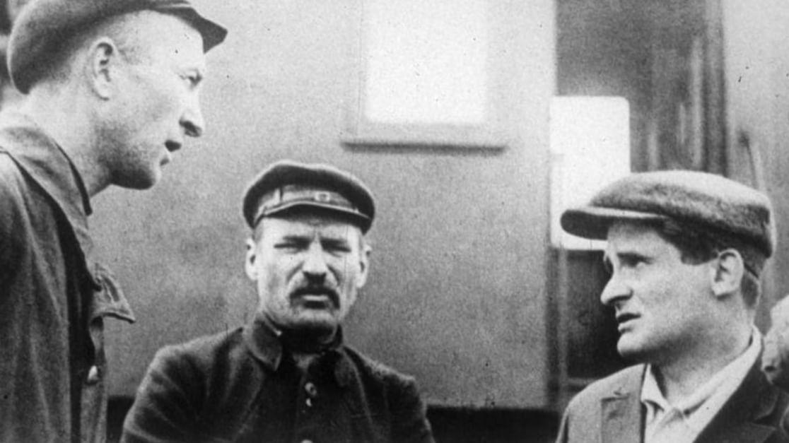 Юрий Олеша (справа) во время выполнения редакционного задания газеты «Гудок». 1928 год. Фотография: Виктор Иваницкий / Государственный музей истории российской литературы имени В.И. Даля (Государственный литературный музей), Москва