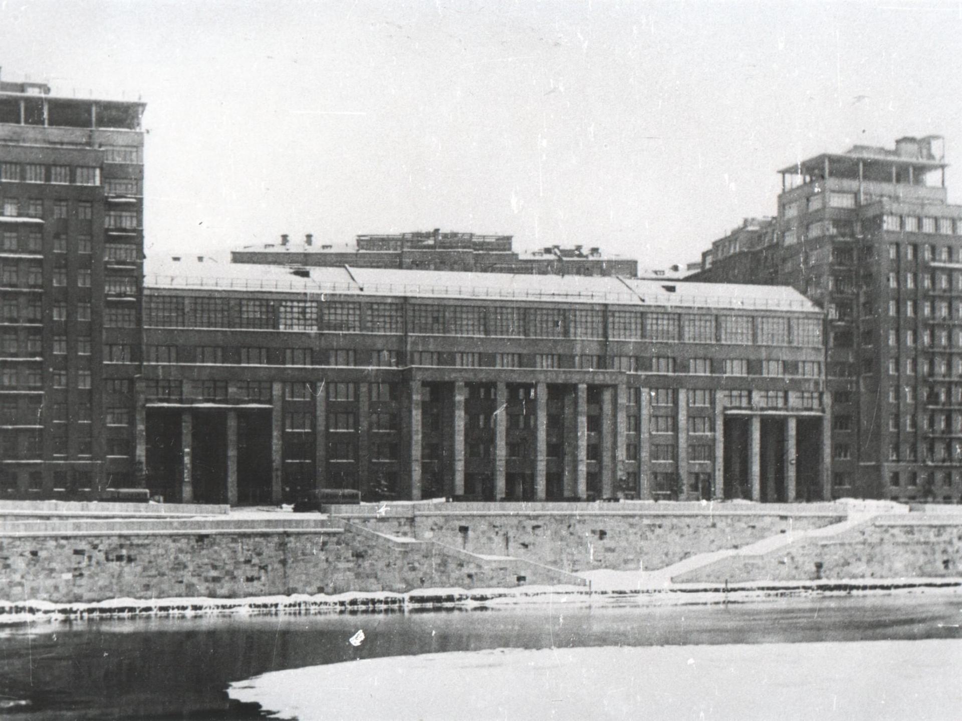 Дом на набережной. Фотография: <a href="https://dnnmuseum.ru/%d0%b8%d1%81%d1%82%d0%be%d1%80%d0%b8%d1%8f-%d0%b4%d0%be%d0%bc%d0%b0/" rel="nofollow noopener" target="_blank">dnnmuseum.ru</a>