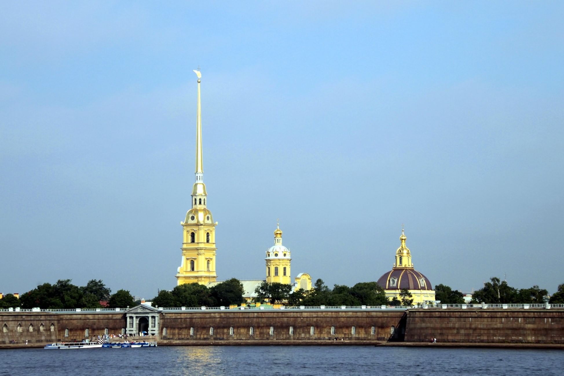 Самые большие памятники: Московский Кремль, Большой дворец Петергофа,  Успенский собор во Владимире.