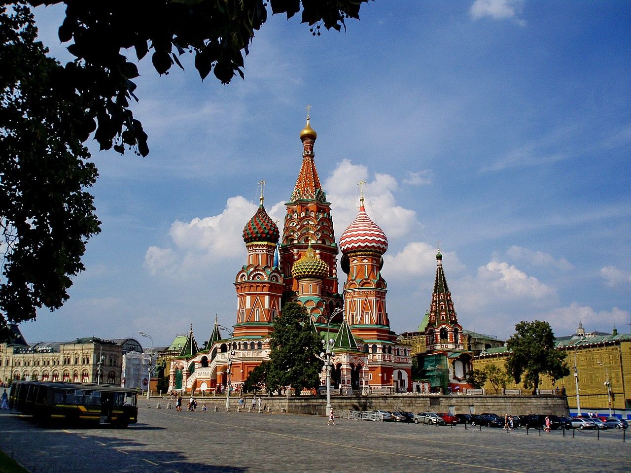 Самые большие памятники: Московский Кремль, Большой дворец Петергофа,  Успенский собор во Владимире.