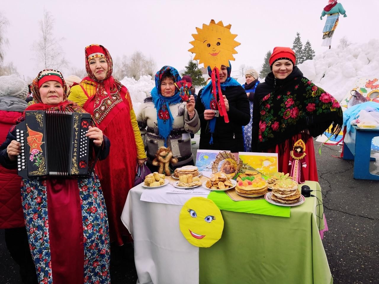 Раздача блинов на Масленицу