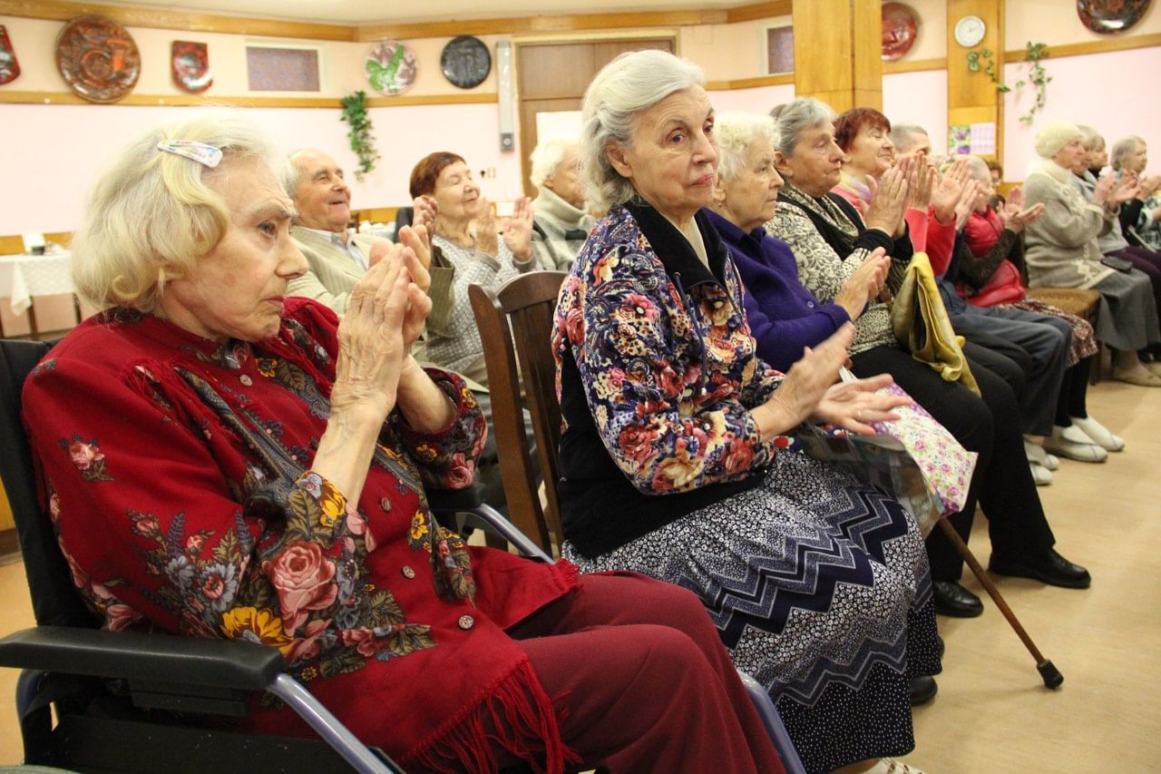 Клуб пенсионеров. Беседа с пожилыми людьми. Организация досуга пожилых людей. Мероприятия для пожилых людей. Организация досуга для пожилых.